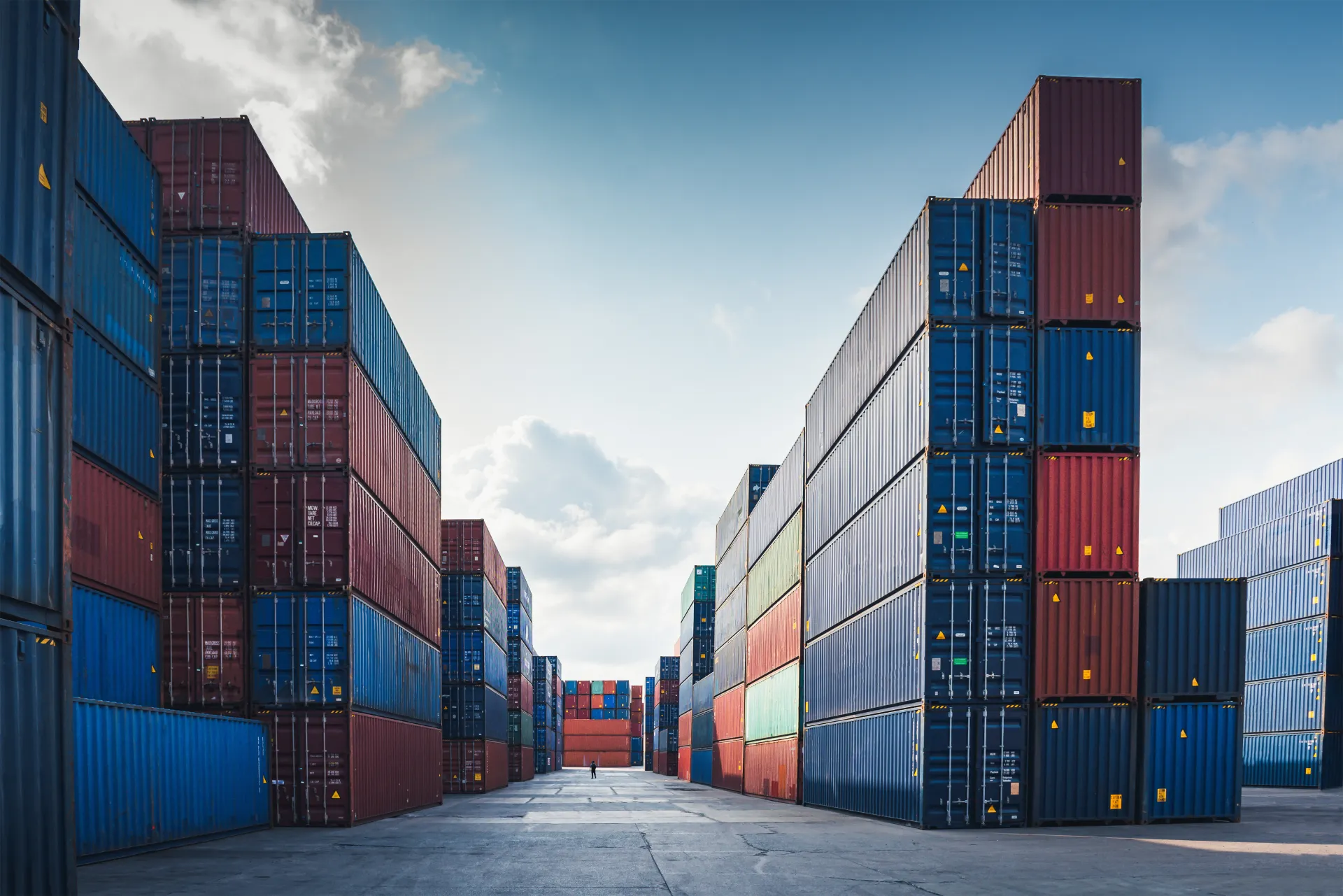 Conteneurs empilés dans un port