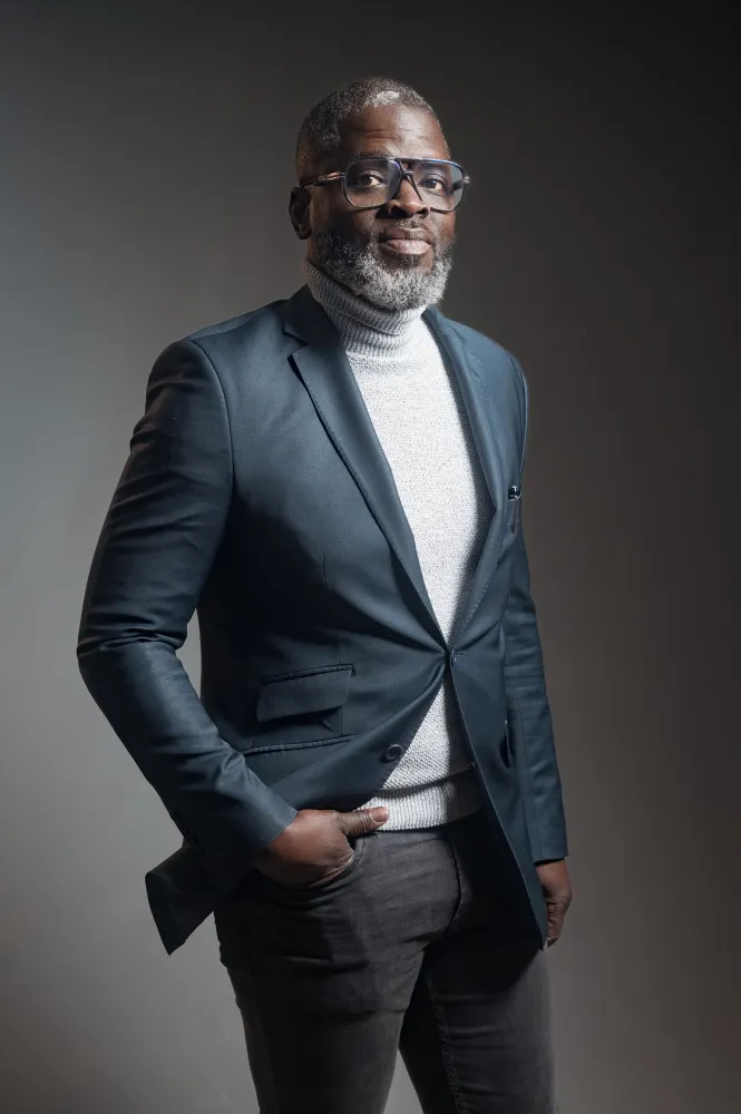 Homme avec lunettes en costume