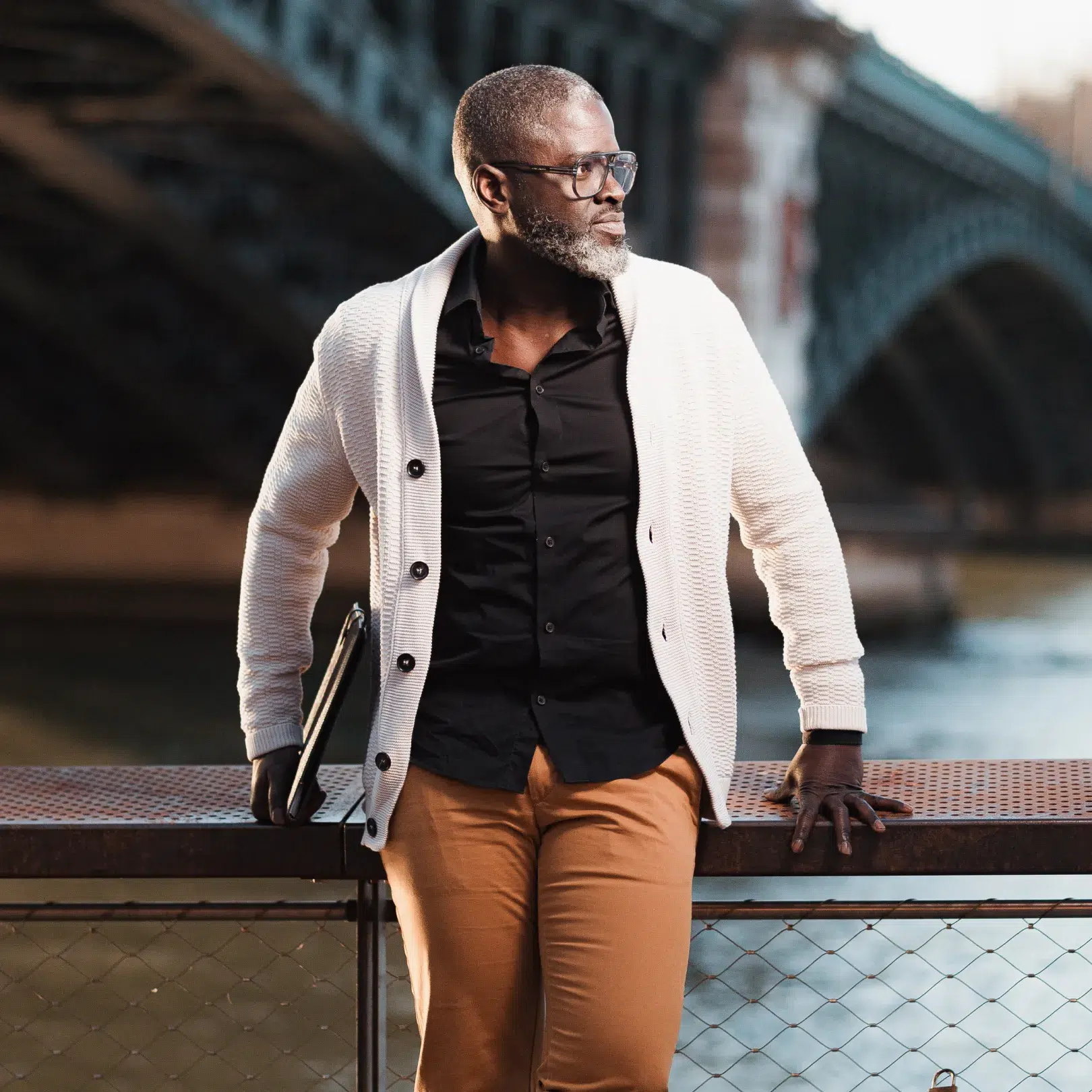 Homme debout près d'un pont